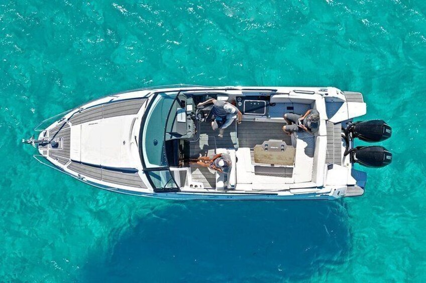 Un bateau à moteur blanc sur une eau turquoise et cristalline. 4