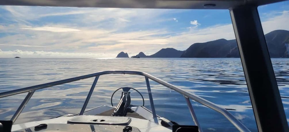 Un bateau sur une eau calme, avec des montagnes en arrière-plan. 2
