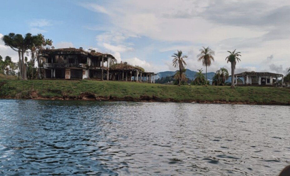 Picture 3 for Activity Luxury boat ride - Guatapé 4