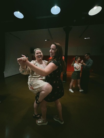Un studio de danse où des personnes répètent des chorégraphies. 3