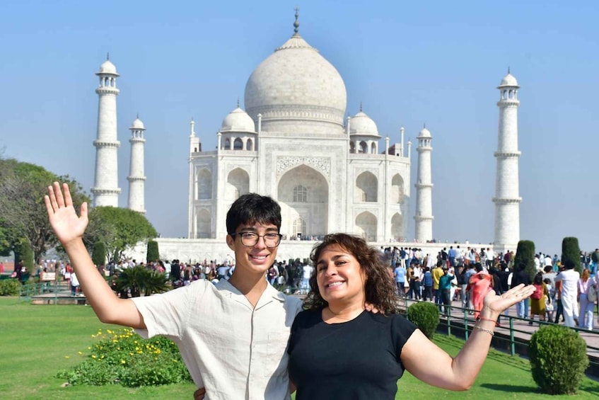 Et par står foran Taj Mahal med monumentet i baggrunden. 4