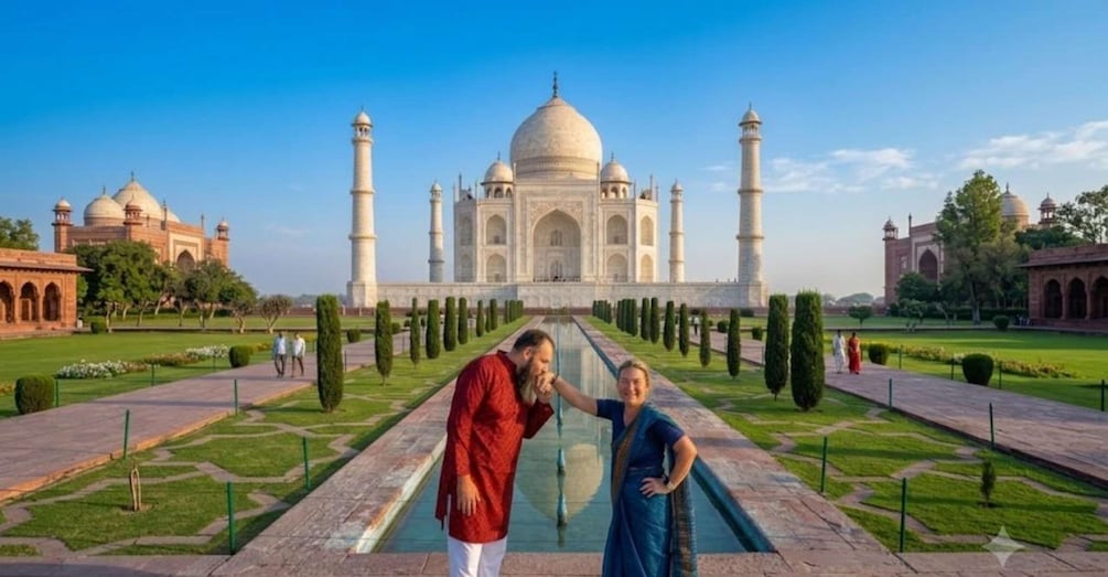 Taj Mahal med en central kanal og symmetriske haver. 2