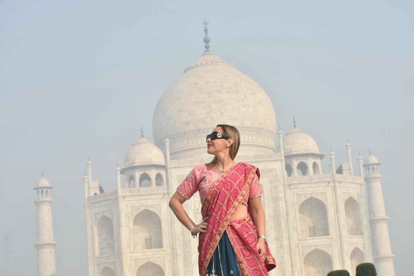 En person står foran Taj Mahal. 5