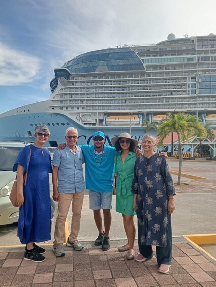 Un groupe de personnes se tient devant un navire de croisière. 3