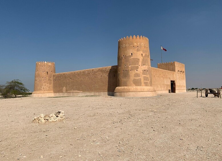 Un'imponente fortezza antica con due torri principali e una bandiera. 4