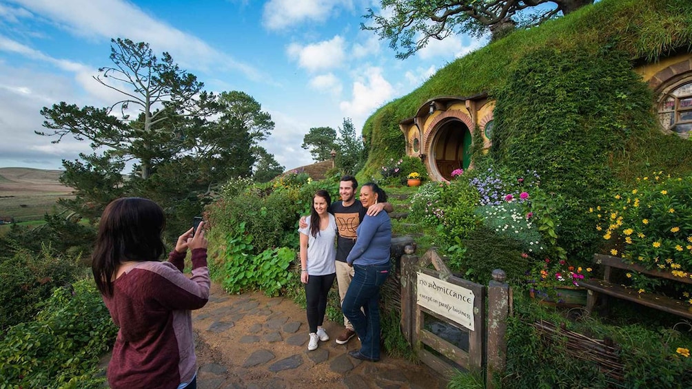 Ein Garten im Hobbiton-Stil mit einem Schild, auf dem steht: ‚Kein Zutritt außer bei dienstlichen Angelegenheiten‘. 3