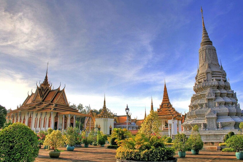 Et traditionelt thai tempelområde med detaljeret arkitektur og velholdte haver. 2