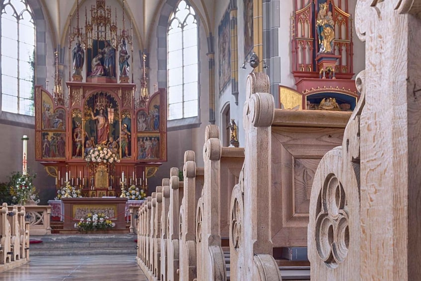 Interior ornamentado de una iglesia con púlpito de madera, altar y vidrieras. 5