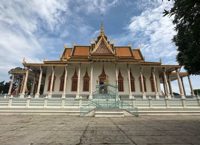 Een traditionele Thaise tempel met een centrale trap, een versierd dak en kolommen. 1