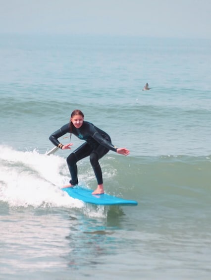 A person surfing on a wave in the ocean. 4