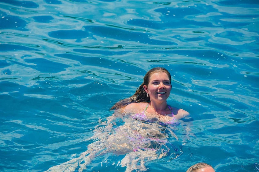 Une personne nage dans une piscine dont l'eau est d'un bleu limpide. 4