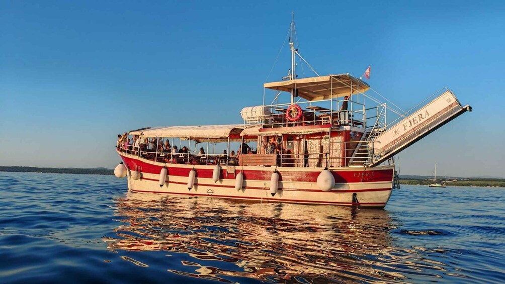 Poreč: Dolphin Spotting Cruise with Included Drinks 2