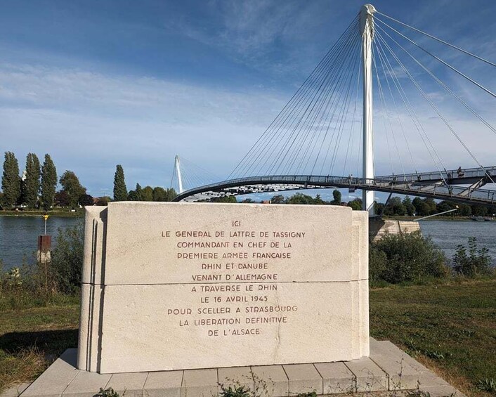 Un monumento con un puente al fondo. 1