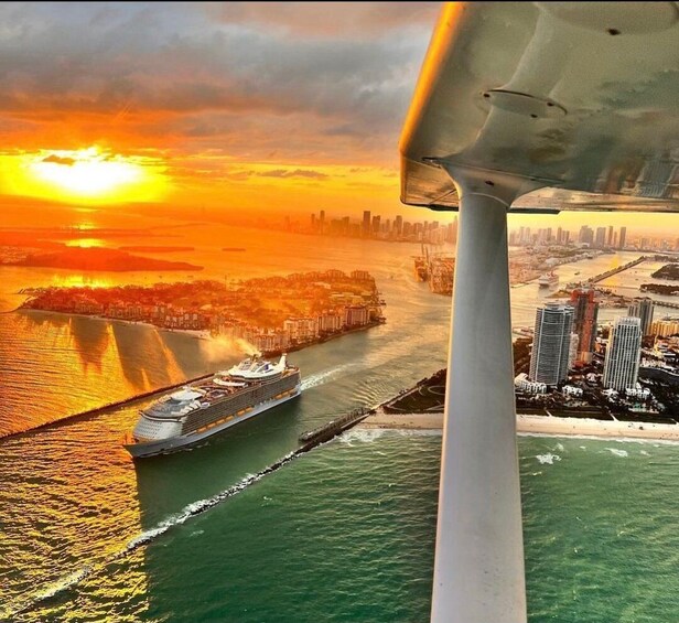 Picture 3 for Activity Miami: Romantic 1-Hour Private Flight Tour with Champagne