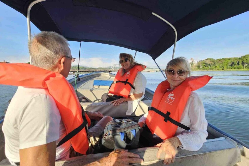 Trois personnes à bord d’un bateau, toutes portant des gilets de sauvetage. 5
