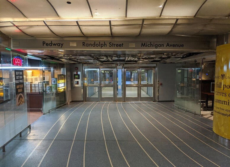En metrostation med indgange til Pedway, Randolph Street og Michigan Avenue. 4