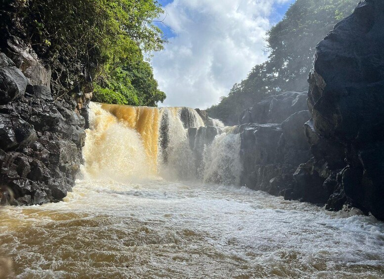 Een waterval stort neer op een rotswand in een rivier. 2