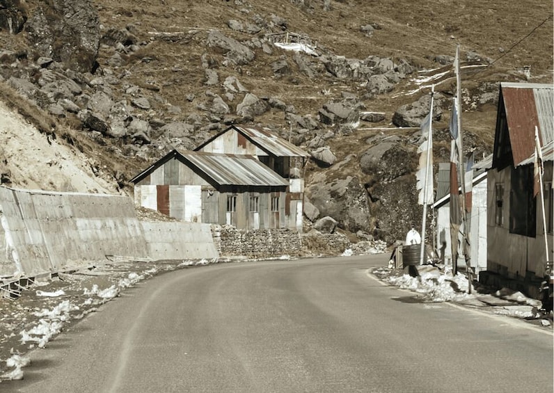 Picture 9 for Activity From Gangtok: Tsongmo Lake & Nathula Pass Day Trip 4