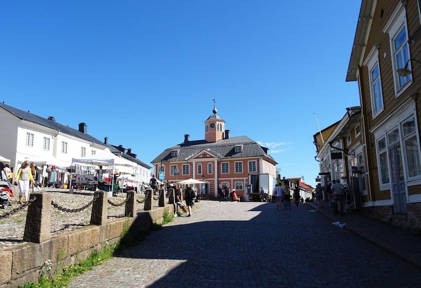 Mukulakivikatu, jonka varrella on historiallisia rakennuksia, huomattava torni ja torialue. 3