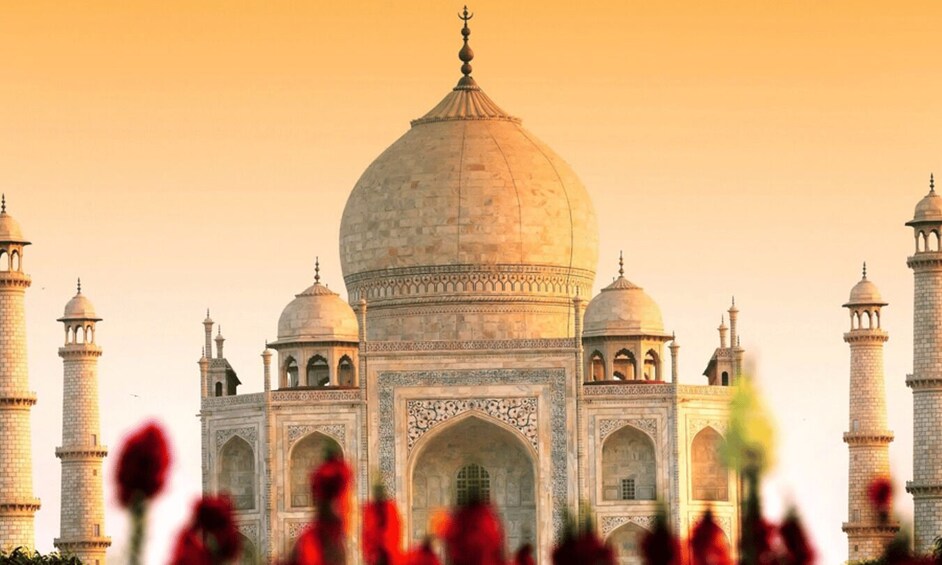 Il Taj Mahal con le sue quattro minareti e la grande cupola centrale. 2