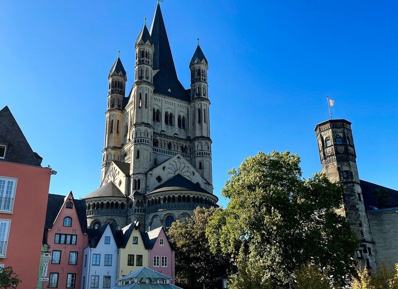 Eine historische Kirche mit mehreren Türmen und einem Glockenturm. 2