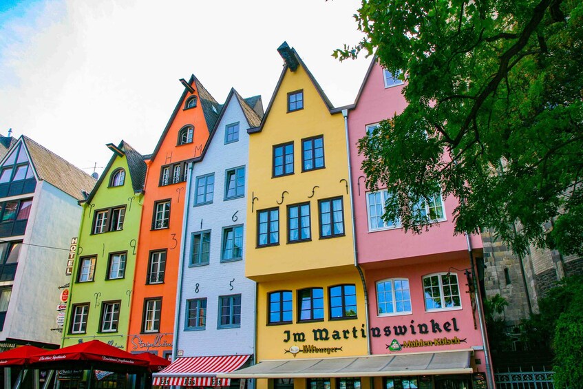 Bunte Gebäude mit Schildern für ein Hotel und ein Restaurant. 4