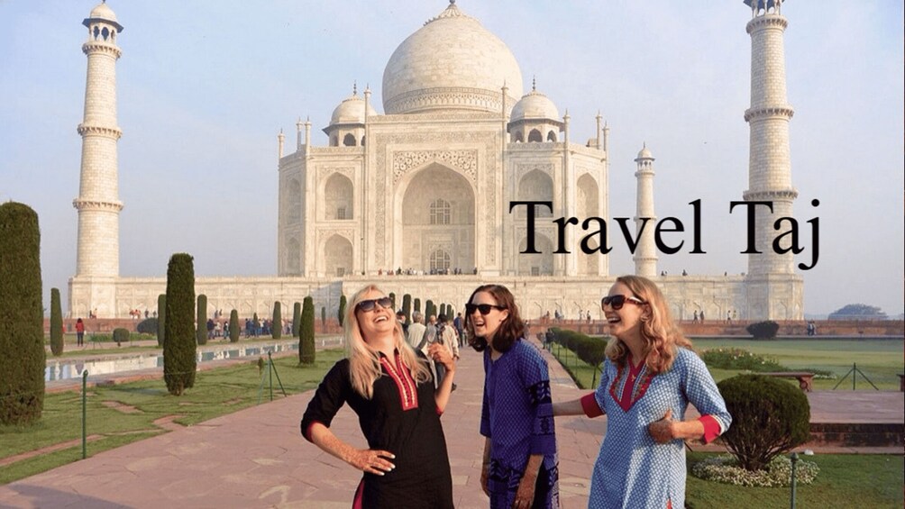 Le Taj Mahal, avec trois personnes devant. 3