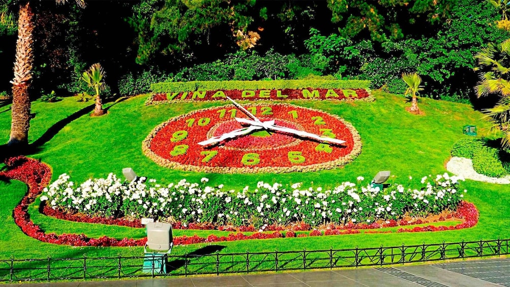 A garden with a large flower clock and the name "VINA DEL MAR" in the center. 1