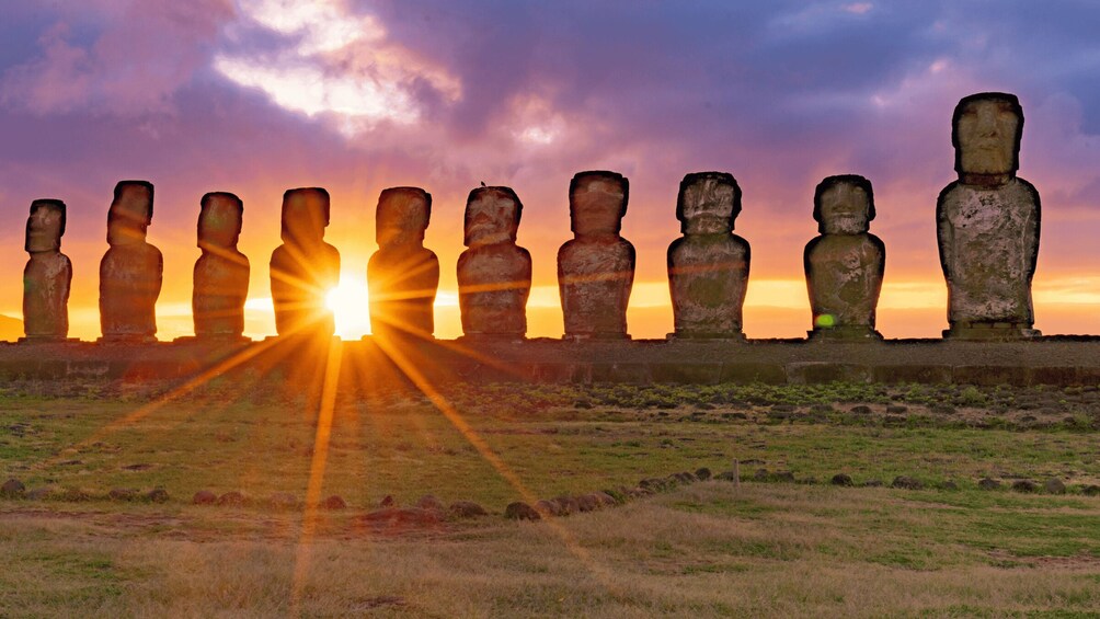 Une rangée de statues Moaï au coucher du soleil. 4