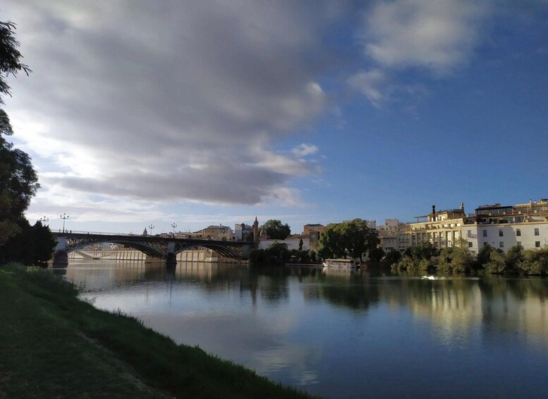Une rivière avec un pont, des bâtiments et un ciel dégagé. 3
