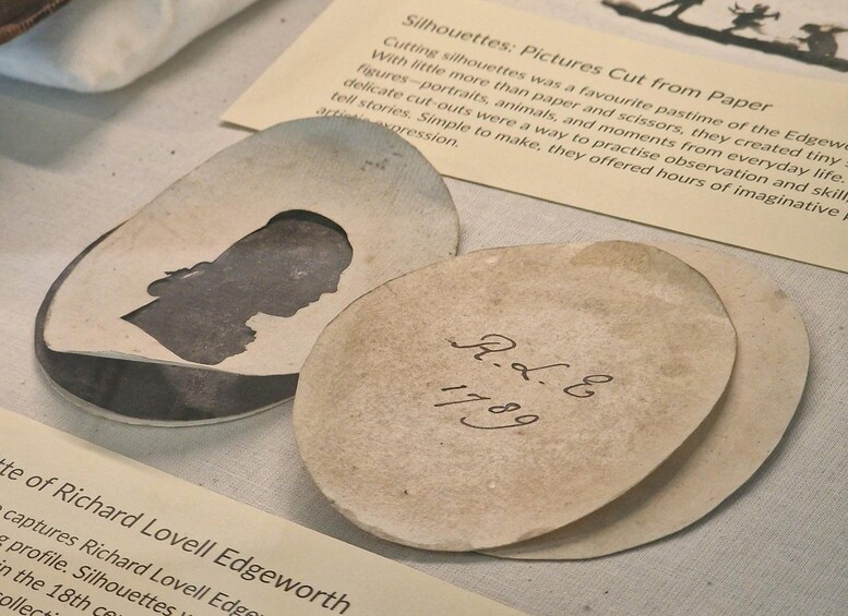 Dos siluetas de papel y un círculo de papel con texto. 1