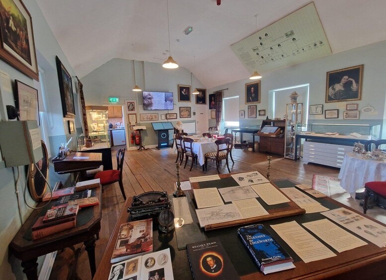 Un museo con exhibiciones históricas, que incluyen libros, documentos y artefactos. 2