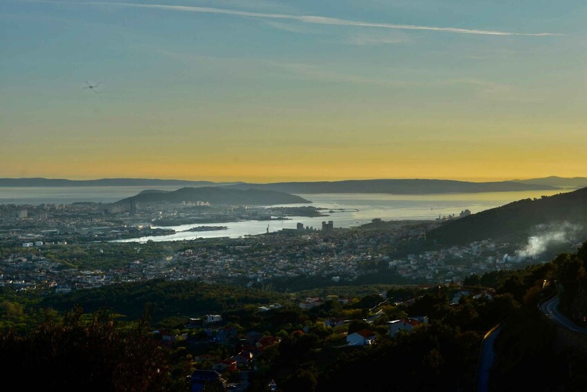 Un paisaje costero con río, montañas y cielo despejado. 4