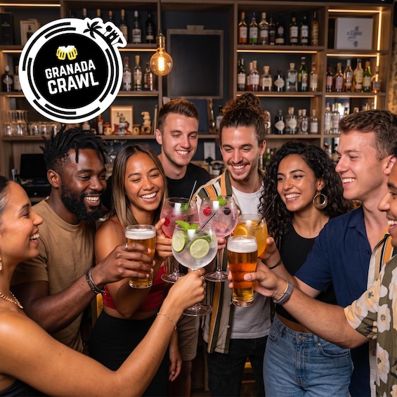 Een groep mensen die met drankjes proosten in een bar. 1