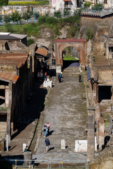 Un camino antiguo de piedra bordeado por edificios antiguos y un puente. 5