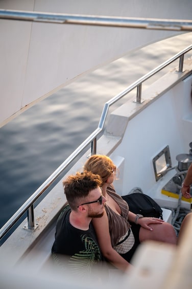 Un bateau avec des garde-corps en métal et une personne assise au bord. 5