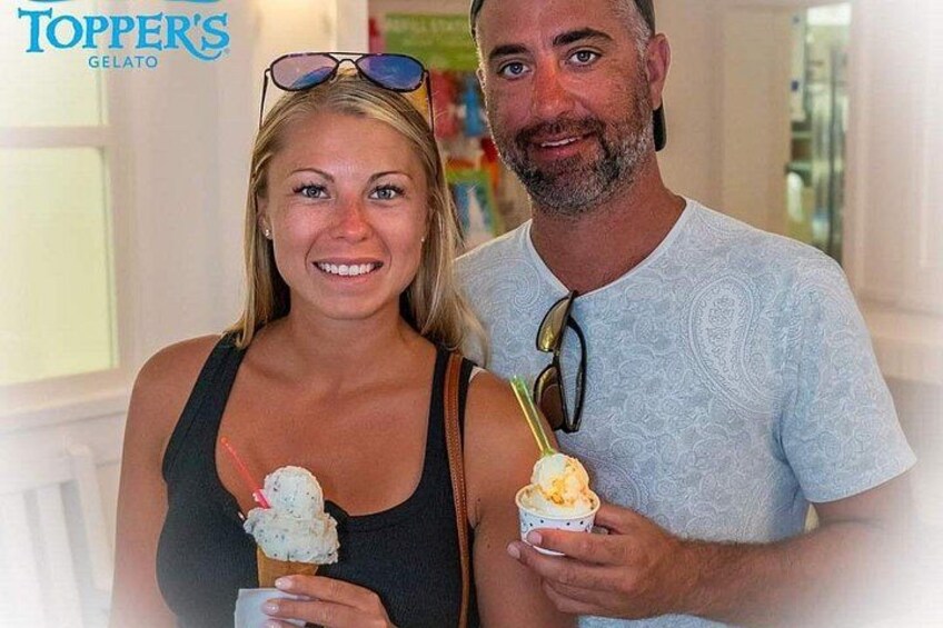 Dos personas sosteniendo conos de helado en una tienda. 1