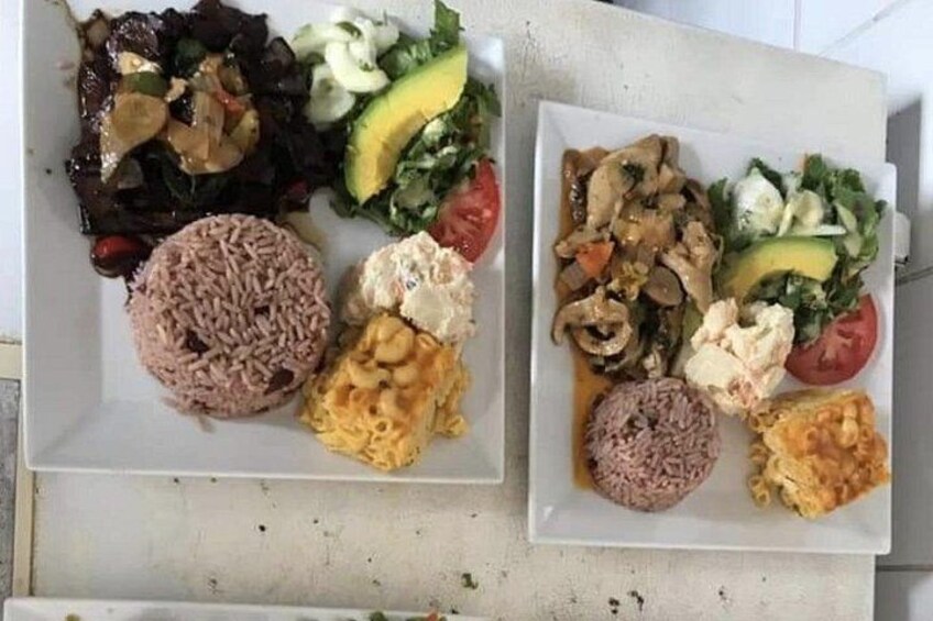 Dos platos blancos con diferentes alimentos, como arroz, verduras y una ensalada. 5