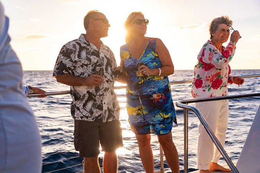 Personas en un bote con un atardecer de fondo. 2