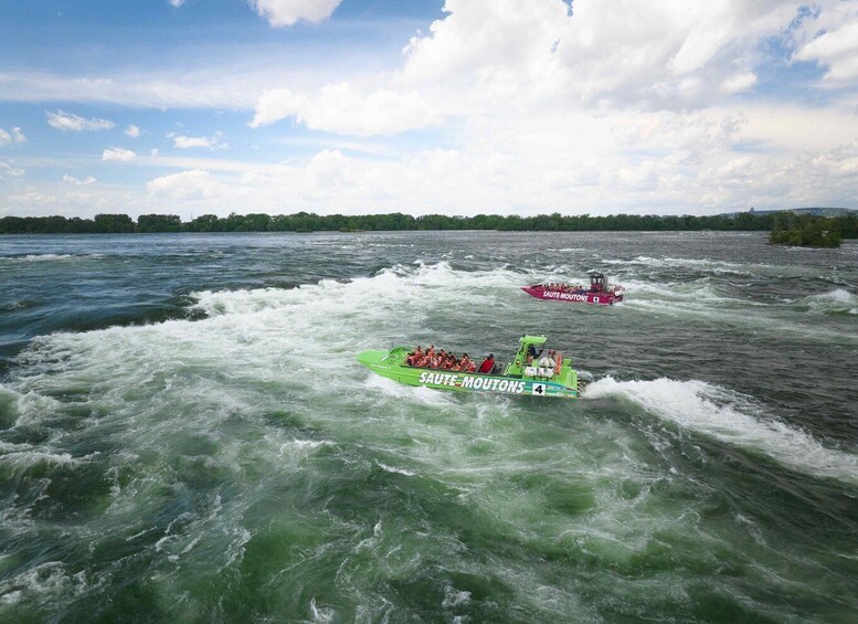 Two speedboats on a river, one green and one pink, with the text 'SAUTE-MOUTONS' on them. 3