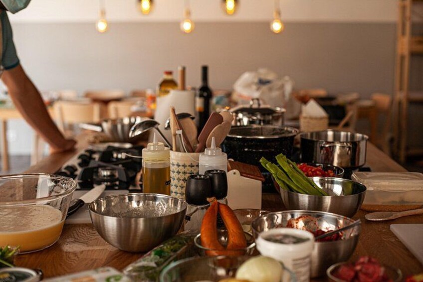 Una encimera de cocina con diversos ingredientes y utensilios de cocina. 3