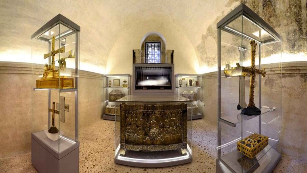 Picture 3 for Activity Oviedo: Guided tour in Oviedo and Cathedral with tickets 4