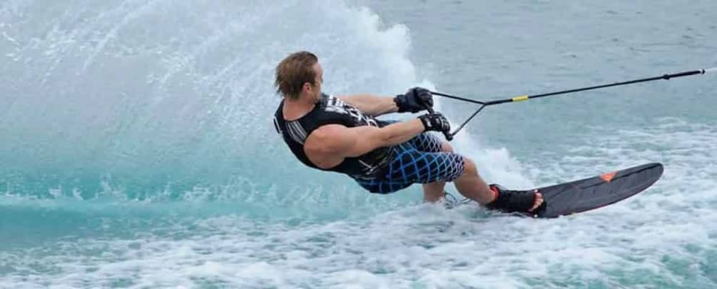 Una persona practicando wakeboard sobre el agua. 1