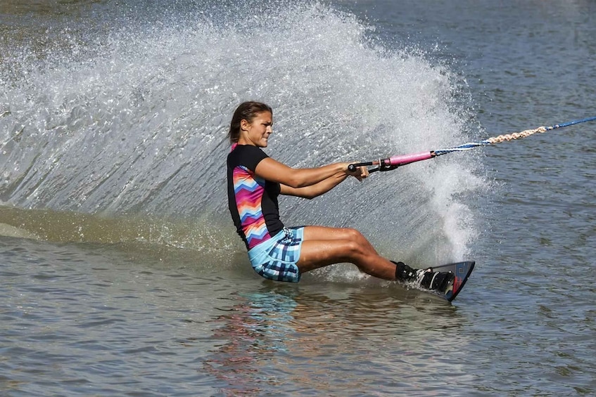 Una persona esquiando sobre el agua. 2