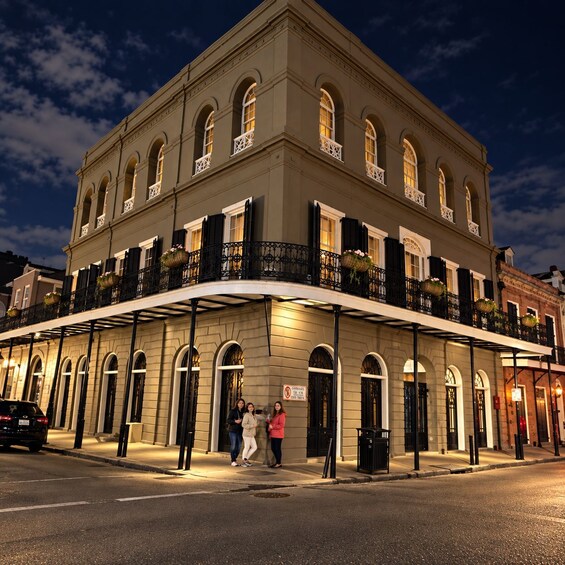 Picture 13 for Activity New Orleans: Ghost and Haunted Pub Crawl Tour with Free Shot 3