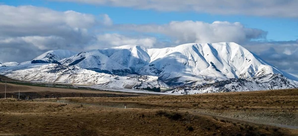 Et snedækket bjerglandskab under en klar himmel. 3