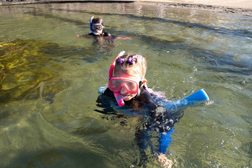 Zwei Personen beim Schnorcheln in klarem Wasser. 1