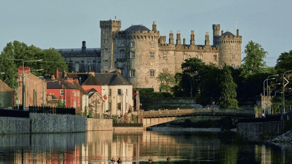 Un château historique, avec un fossé et un pont en premier plan. 3