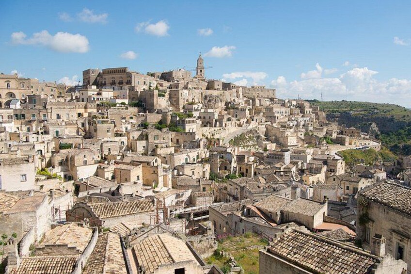 Una cittadina storica affollata, con molti edifici, una chiesa importante e una struttura in cima a una collina. 3