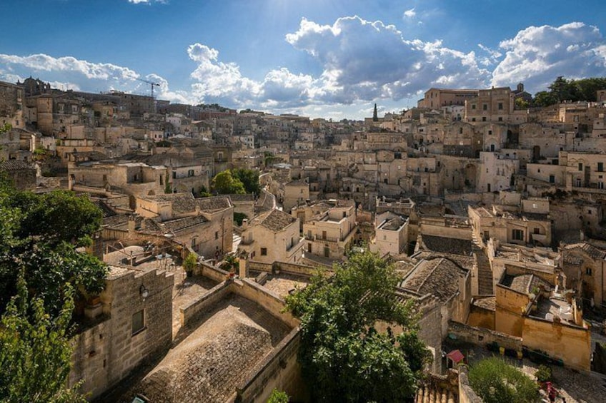 Paesaggio urbano affollato con edifici storici e cielo sereno. 1